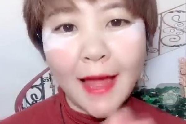 女人牙齿齐的命运解析：美丽与人生之间的奇妙联系