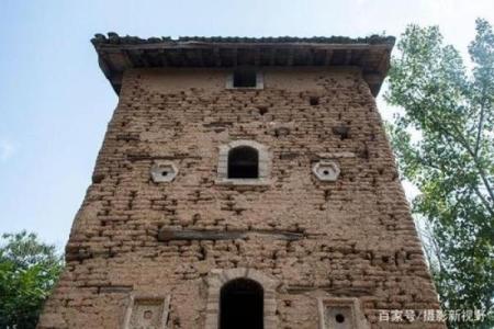 城里土墙：记忆中的岁月与梦的归宿