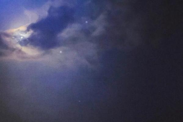探索星宿下凡：命运与天象的神秘交织