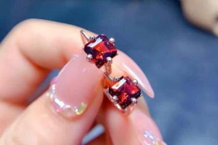 探索石榴木命搭配耳环的完美之选，提升你的气质与魅力！