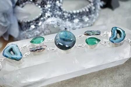 探索大海水命：适合佩戴的风水饰品与建议