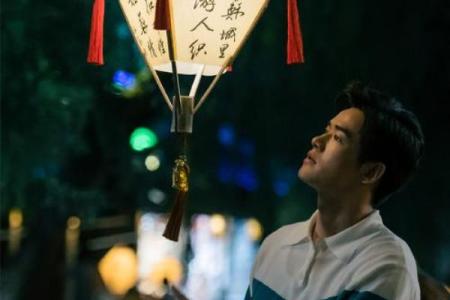 王一博与梁朝伟：两个时代的明星与命运交织的故事