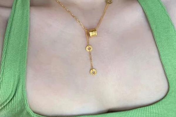 女人金命的最佳佩戴选择：打造靓丽与气场的完美平衡