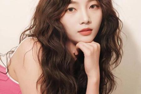 自然卷的女生：天生的魅力与气质，是命运的恩赐还是挑战？