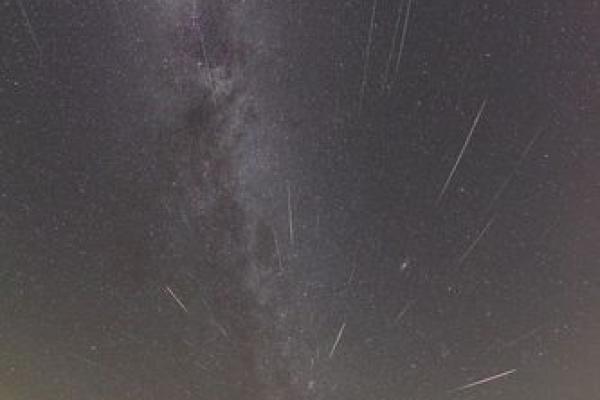 回顾1982年5月5日：一场流星雨下的那些岁月