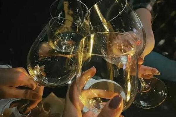 嗜酒如命与奢酒如命：品酒文化的两个极端