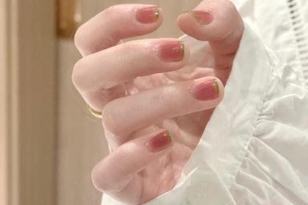 短指甲，优雅女人的命运解读：短指甲的美丽与命格的秘密