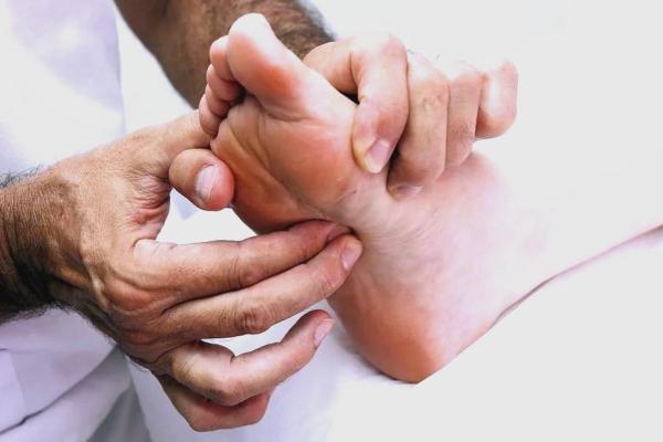 探索脚型对男生命运的影响，揭示你无法想象的秘密！