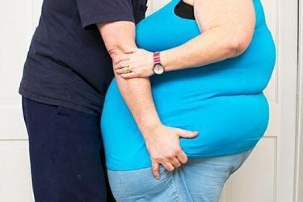 嘴角下垂的男人:命运的隐喻与生活的哲学 嘴角下垂的男人:命运的隐喻与生活的哲学