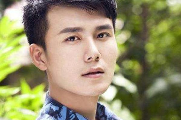 嘴角下垂的男人:命运的隐喻与生活的哲学 嘴角下垂的男人:命运的隐喻与生活的哲学