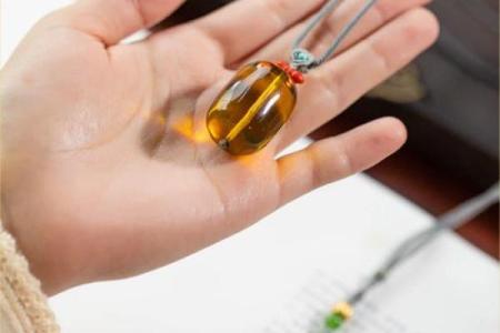 琥珀的魅力：不同命人如何正确佩戴琥珀以提升运势