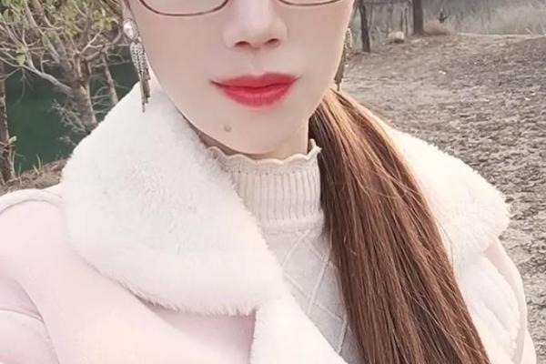 装傻的女人命运解析：为何她们却活得如此精彩？