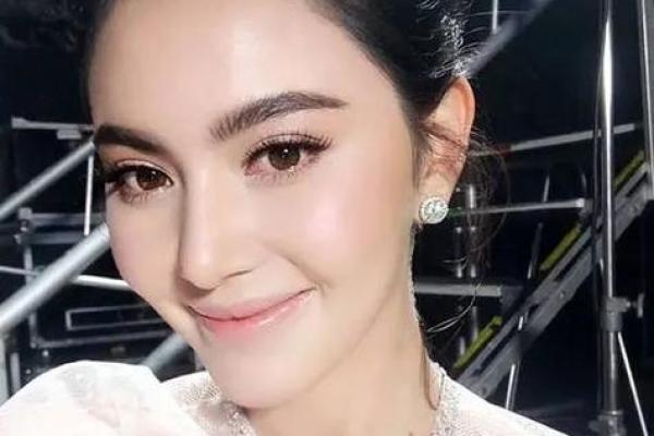 眉毛浓密的女人:命运与魅力的交织之路 眉毛浓密的女人:命运与魅力的交织之路