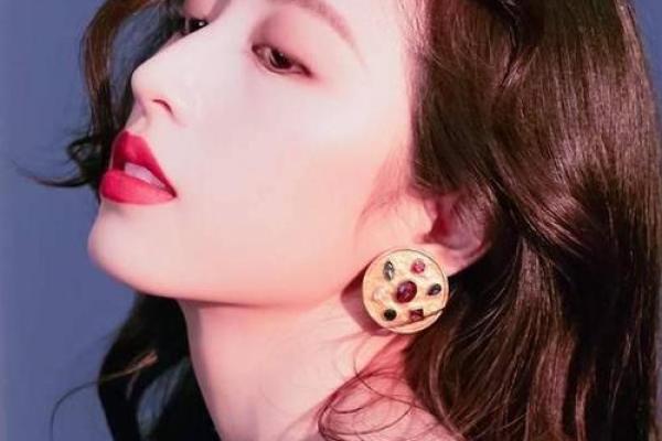 眉毛浓密的女人:命运与魅力的交织之路 眉毛浓密的女人:命运与魅力的交织之路