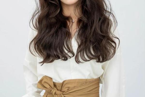 卷发女你的命理分析：揭开卷发背后的魅力与个性