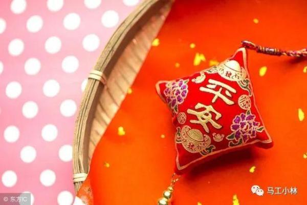 如何根据火命选鱼缸颜色，助你运势大增！