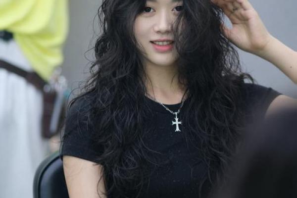 女人天生卷发:命运与个性的交织之美 女人天生卷发:命运与个性的交织之美