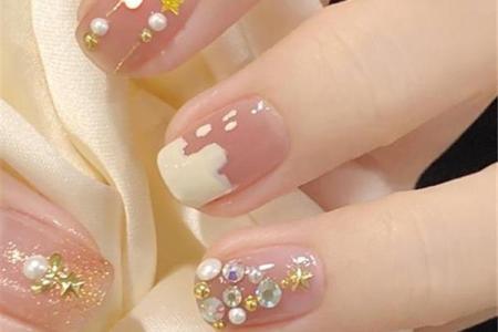 选择适合你的命理颜色，打造完美美甲风格！