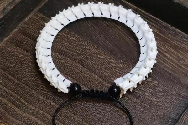 深藏涧下水命的魅力：手链的选择与佩戴之道