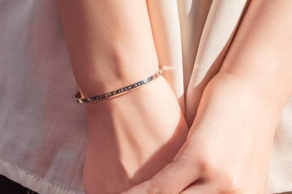 木命人的手腕时尚：选对手镯，彰显个性与福气