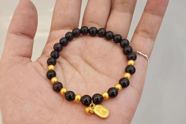 金命女人如何选择饰品促进运势提升？