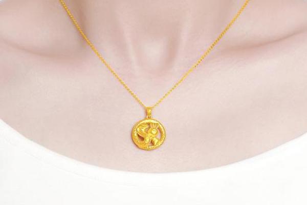 根据命理学，哪些人适合佩戴黄金饰品？