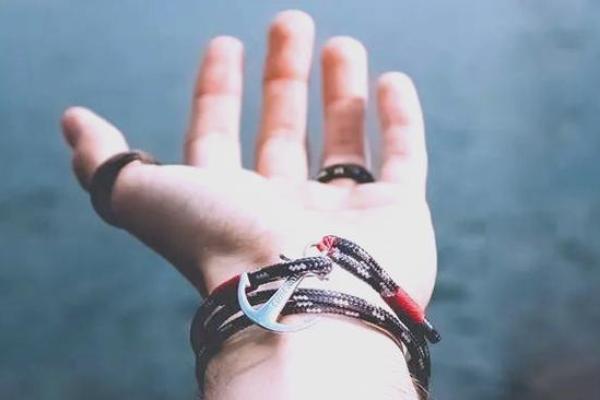 手背肉嘟嘟，揭示你性格与命运的秘密