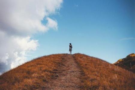 孤独是命运的磨难，唯有自我救赎才能找到光明的路